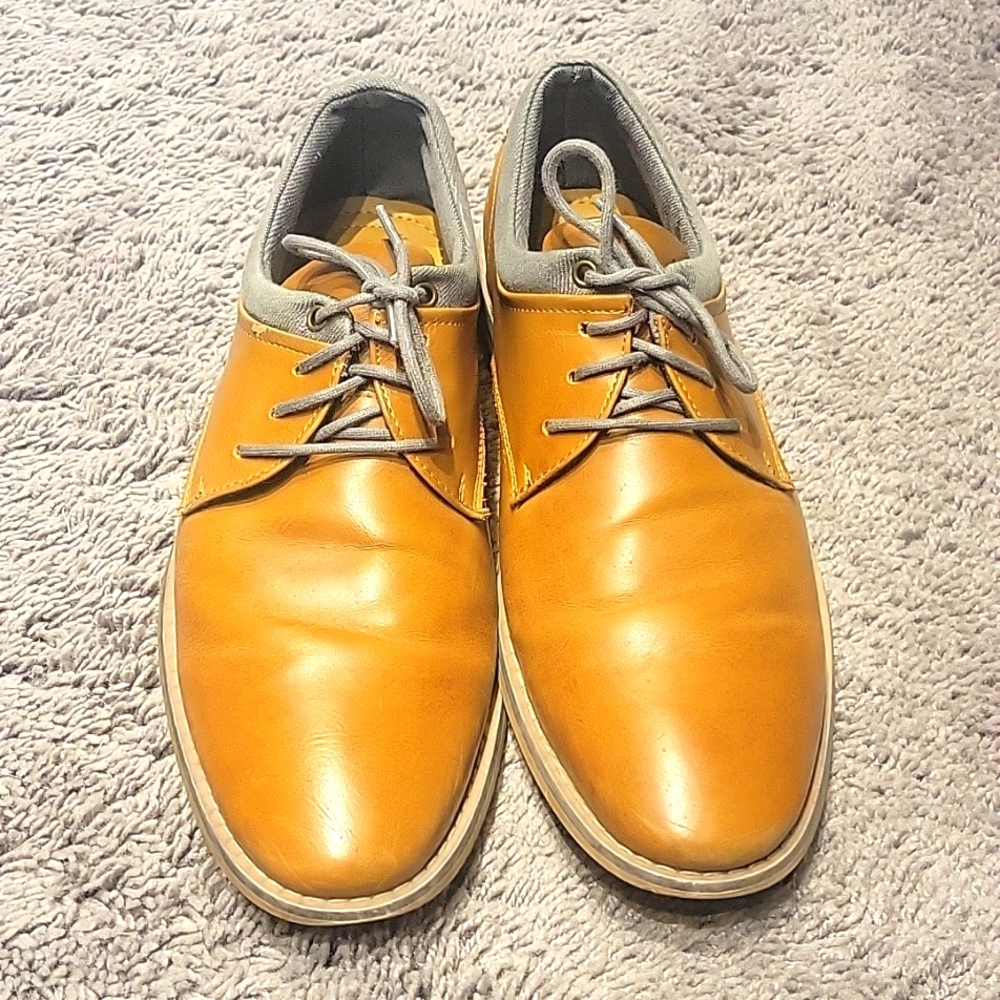 Mens size 8 brown dress shoes. Brand: Seven 91